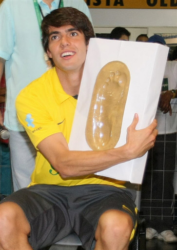 卡卡进入马拉卡纳足球场名人堂卡卡爱不释手