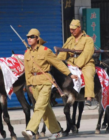 鬼子游街叫卖续:道具被工商收缴 处罚1万(图)