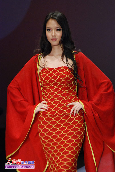 张梓琳亮相时装周美人鱼礼服惊艳全场组图