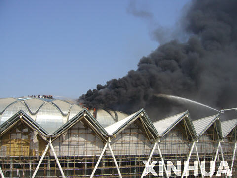 济南奥体中心体育馆大火15时被彻底扑灭