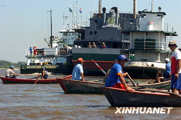 巴拉圭进入休渔期渔民封堵河口抗议组图