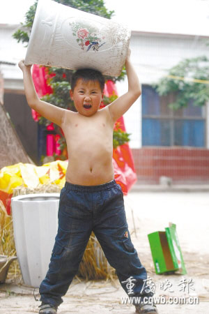 胶东在线 新闻中心 社会 趣闻轶事     6岁大力士能背90多公斤  故事