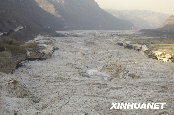 洪水夹杂大量冰块涌进陕西宜川黄河壶口主景区,短时间内冰凌布满400多