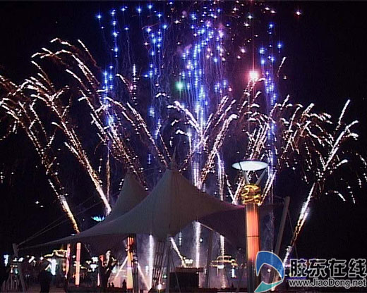海上仙山--长岛举行盛大焰火晚会,海岛军民相聚明珠广场,共度和谐之夜