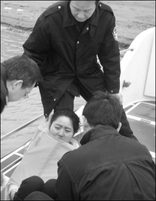 情侣跳下长江大桥殉情女子漂流2000米获救图