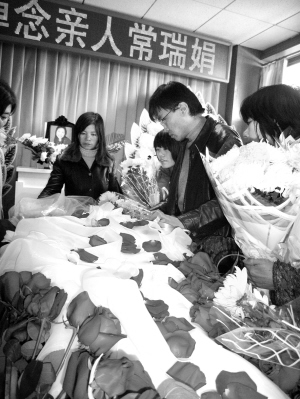 99朵鲜嫩的红玫瑰,昨天,一场特殊的"婚礼"在八宝山殡仪馆百合厅里默默