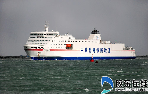 火车满载货物缓缓驶出"中铁渤海1号" 李刚/摄航行在海上的"中铁渤海1