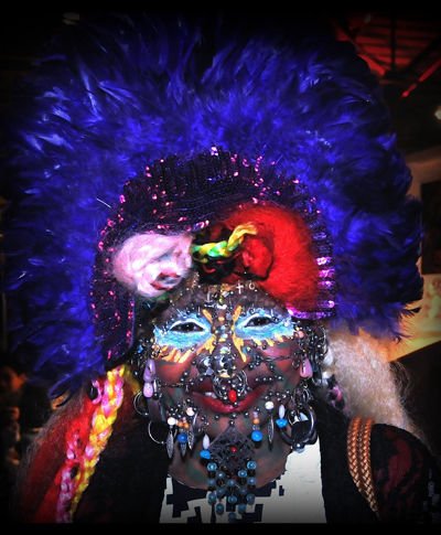 巴西女护士脸穿六千小环 成世界第一"环后"