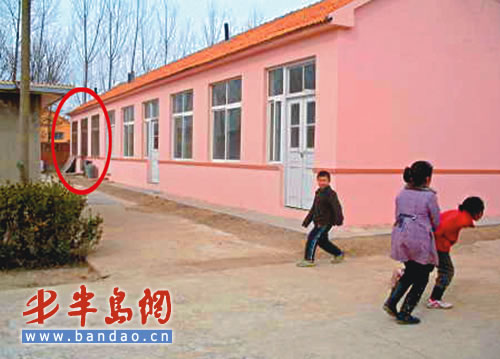 校长夫人当上"神婆"山东即墨一小学内摆神堂