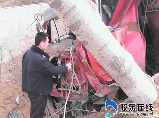 姜宁宁) 昨天下午,莱山派出所协同消防大队成功解救了一名因车祸被困