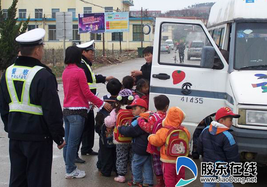 開發區幼兒園校車進行查體圖