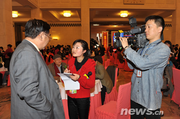 新华社记者周青梅在人民大会堂采访.新华社记者温桂旭摄