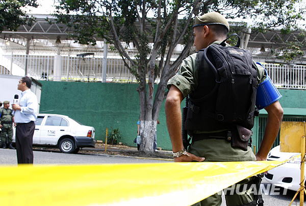 3月10日,巴拿马国家慈善彩票中心大楼前,一名巴拿马警察在一起枪战