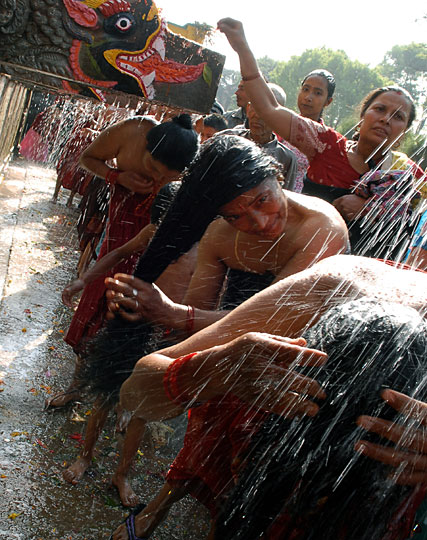 尼泊尔印度教信徒集体沐浴庆祝传统节日(图)
