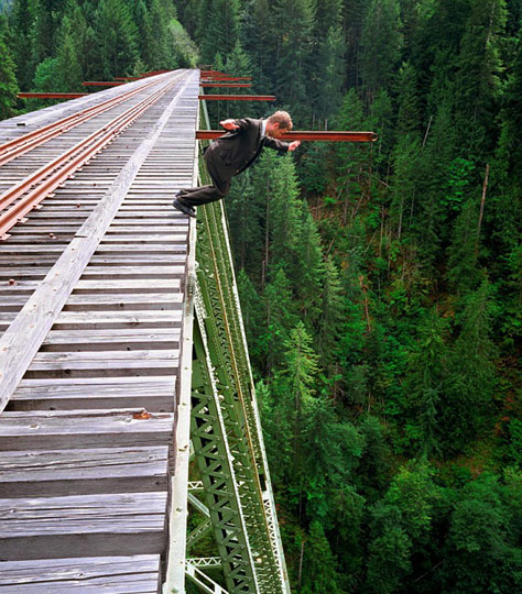 美国摄影师钟爱命悬一线的"特技摄影"(图)