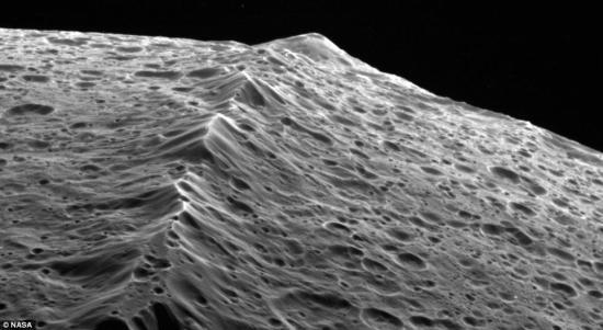 来自"卡西尼"号飞船的复合照片,显示的是土星的两颗卫星——土卫十八