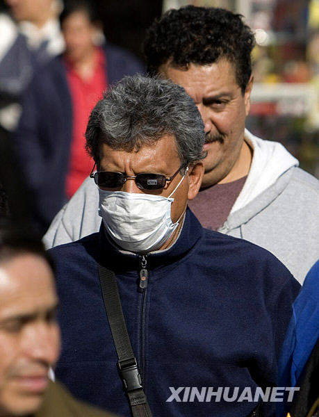 在墨西哥首都墨西哥城的一家医院内,人们戴着口罩,防止感染流感病毒