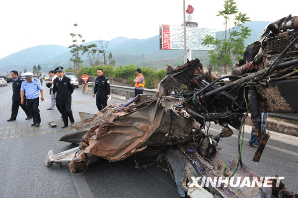 云南楚雄重大道路交通事故19人死亡21人受伤(图)