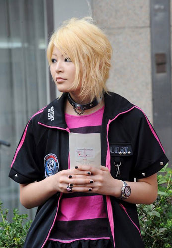 东京街头青少年男女的奇装异服