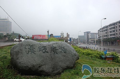 汉旺镇中心广场,远处是早已人去楼空的危房