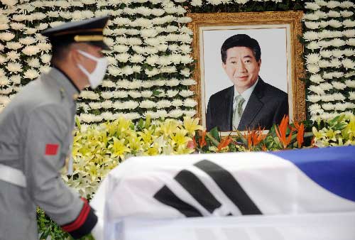卢武铉出殡仪式今晨举行 灵车驶往首尔(组图)