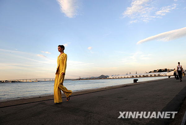 6月9日,模特在巴西里约热内卢的毛阿港海边走秀.新华社记者宋为伟摄