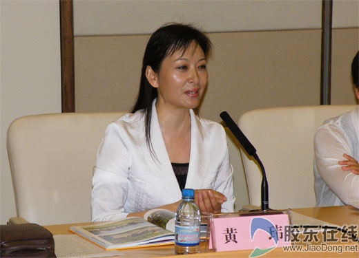 市民代表黄玮发言