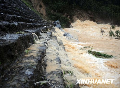 广西罗城卡马水库大坝基底被击穿 水库面临溃坝