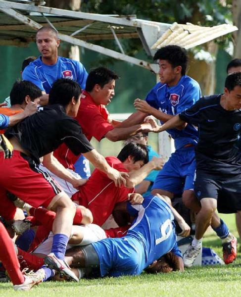 热身赛中超外援被骂黑鬼 重庆与安徽大规模群殴