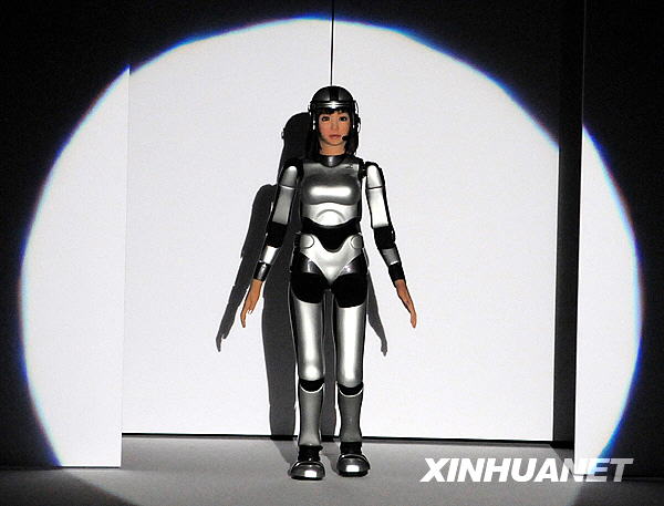 日新娘机器人上演婚纱时装秀惊艳四座