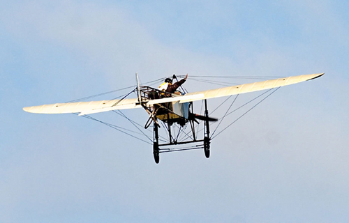 100年前就是这样飞越的古董飞机再现壮举