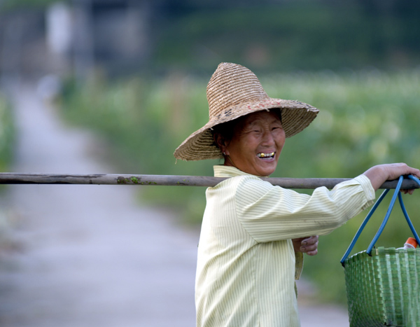 镶金牙的农妇