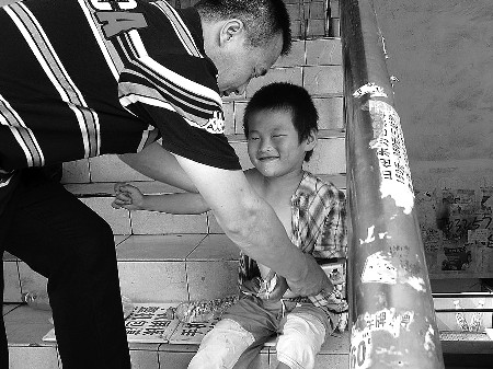 智障男孩捆绑的童年图