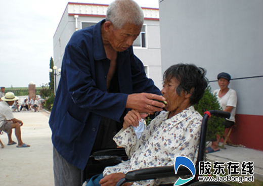 65歲老頭照顧82歲老太黃昏戀恩愛羨煞人