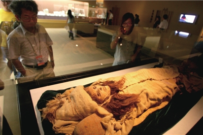 北京首都博物馆展出3具西域千年干尸(图)
