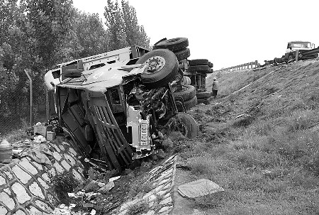 东高速公路曲阜段(往菏泽方向214公里至221公里处),连续发生了6起车祸