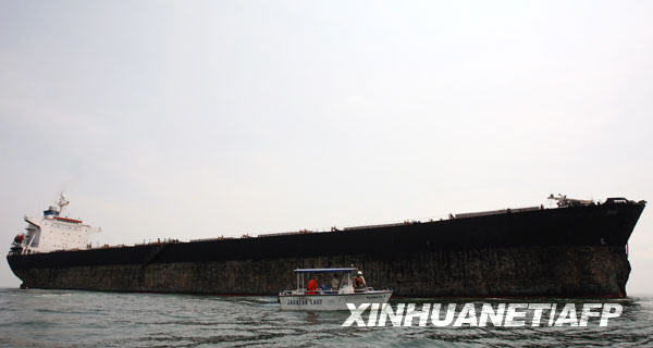 马六甲海峡两船相撞起火9人失踪(组图)