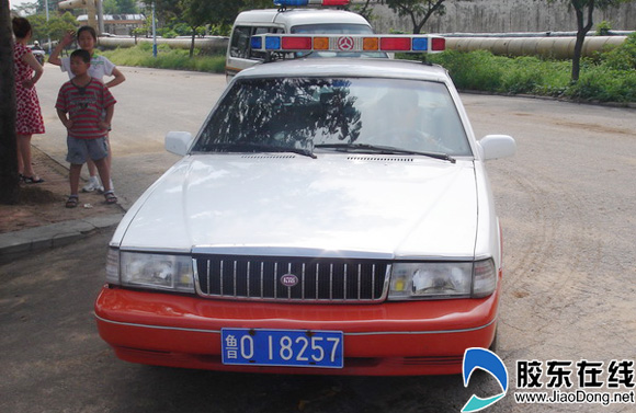 发现一辆车牌号为"鲁o18257"的中国公路路政车辆悬挂单面车辆号牌行驶