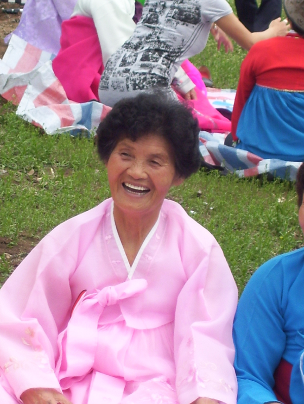 在吉林省和龙市举办的梨花节上,老太太正在玩一个传统的朝鲜