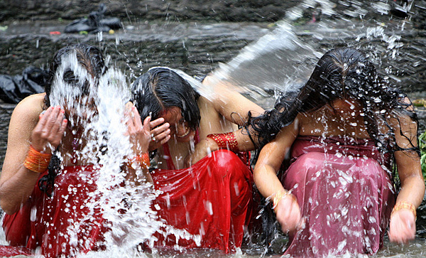 印度欢度提吉节印度教女子沐浴净身为夫祈祷