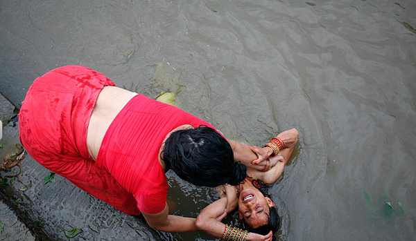 印度欢度提吉节印度教女子沐浴净身为夫祈祷