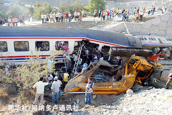 8月27日,土耳其西北部比萊季克省發生一列火車與一輛工程車相撞事故