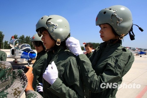 中國空軍已形成第三代飛行員個體防護裝備(圖)