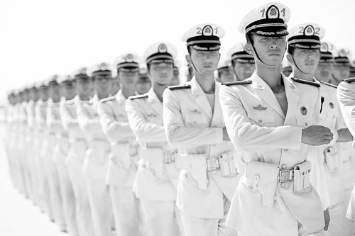 阅兵村里排头兵写真:90后帅小伙站方队第一排