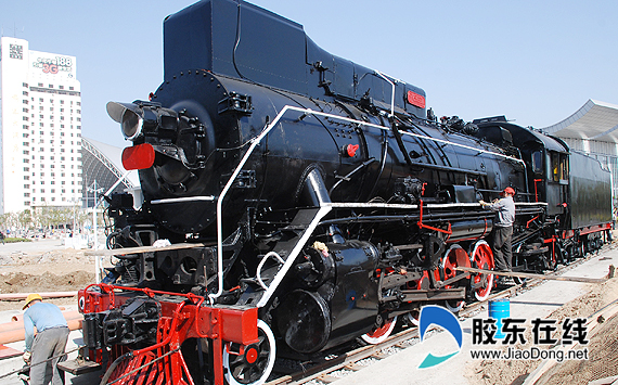 火车站南广场蒸汽机火车头油漆一新图