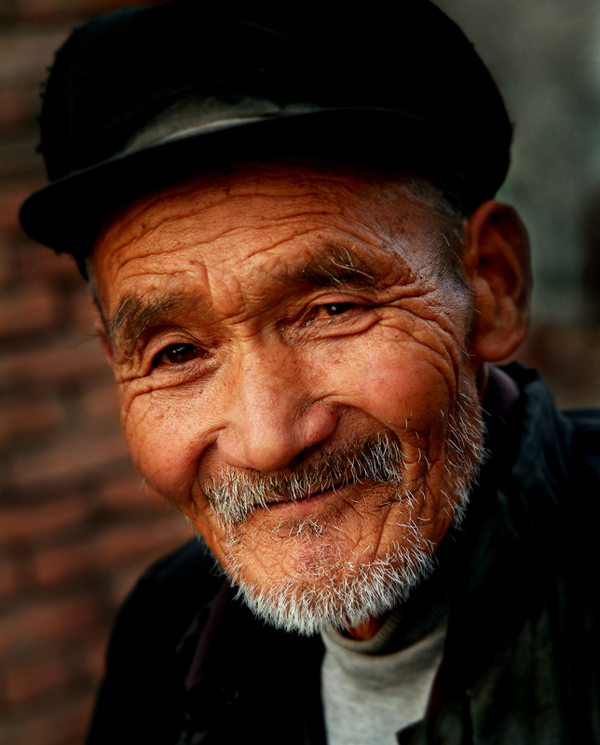 作品名称: 慈父   作品简介:                   专注的眼神凝望着