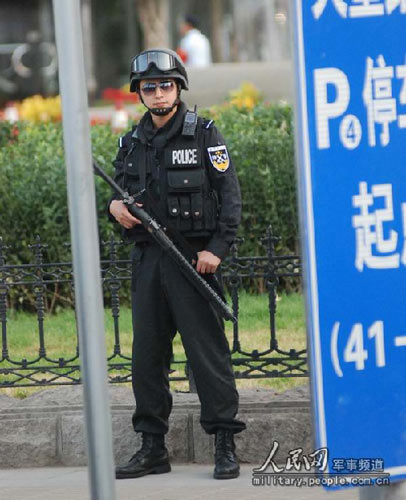 北京特警警花街头高调亮相全副武装组图