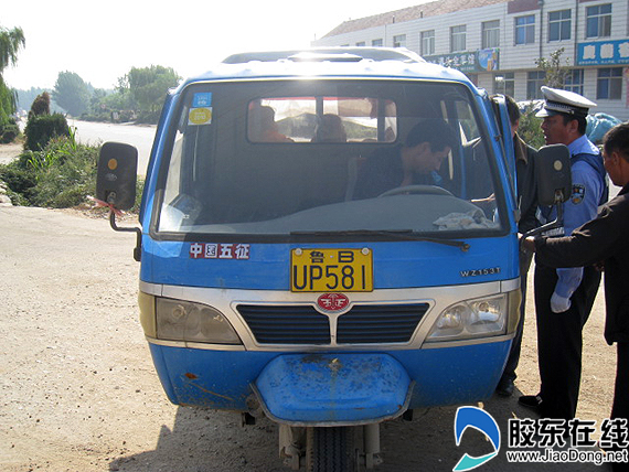 三轮车蒙篷布 里面竟装6个人(图)