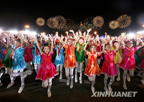 少年儿童在天安门广场欢呼雀跃图