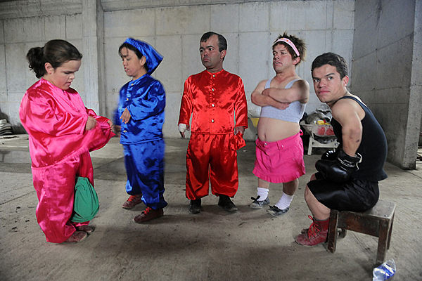 哥伦比亚上演"侏儒斗牛"(图)